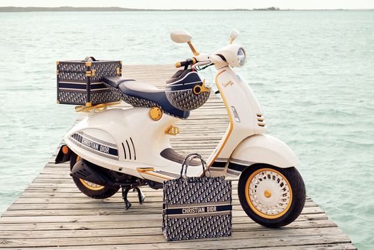 Im Frühjahr 2021 erscheint zum 75. Geburtstag der Marken Dior und Vespa ein Sondermodell der Vespa 946. Im Frühjahr 2021 erscheint zum 75. Geburtstag der Marken Dior und Vespa ein Sondermodell der Vespa 946.