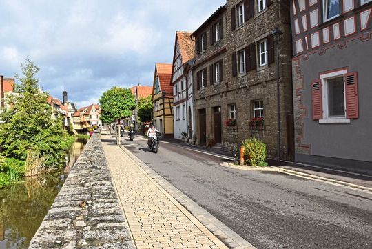 Erstmalig ist Würzburg der Treffpunkt der Motorradtour und bietet besondere Idylle zwischen Weinbergen und Main. Erstmalig ist Würzburg der Treffpunkt der Motorradtour und bietet besondere Idylle zwischen Weinbergen und Main.