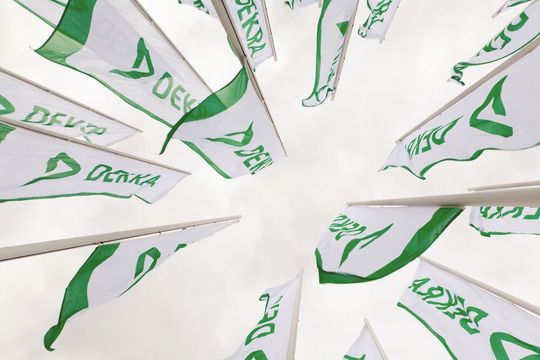 Mit qualifizierten, unabhängigen Expertendienstleistungen arbeitet die Dekra für die Sicherheit im Verkehr, bei der Arbeit und zuhause – in rund 60 Länder dieser Welt. Mit qualifizierten, unabhängigen Expertendienstleistungen arbeitet die Dekra für die Sicherheit im Verkehr, bei der Arbeit und zuhause – in rund 60 Länder dieser Welt.