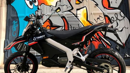 Tinbot Esum ES1 – eine Elektro-Supermoto, wie geschaffen für die städtischen Asphaltdschungel. Tinbot Esum ES1 – eine Elektro-Supermoto, wie geschaffen für die städtischen Asphaltdschungel.