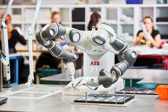 Ursprünglich für die Kleinteilemontage montiert, ist Yumi heute in den unterschiedlichsten Anwendungen im Einsatz – von der Montage elektronischer und elektrischer Komponenten bis hin zum Sortieren von Süßigkeiten in Süßwarenfabriken. Ursprünglich für die Kleinteilemontage montiert, ist Yumi heute in den unterschiedlichsten Anwendungen im Einsatz – von der Montage elektronischer und elektrischer Komponenten bis hin zum Sortieren von Süßigkeiten in Süßwarenfabriken.