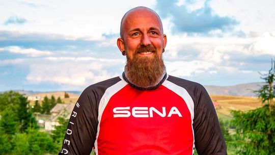 Mirko Nagler hat Sena Europe innerhalb weniger Jahre zu einem großen und eingespielten Team aufgebaut – trotz diesem Ehrgeiz würde er am Liebsten vom Motorrad aus arbeiten. Mirko Nagler hat Sena Europe innerhalb weniger Jahre zu einem großen und eingespielten Team aufgebaut – trotz diesem Ehrgeiz würde er am Liebsten vom Motorrad aus arbeiten.