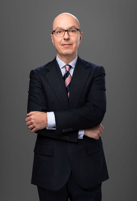 Lutz Dietzold ist seit 2002 Geschäftsführer des Rat für Formgebung. Nach selbstständiger Tätigkeit im Bereich der Designkommunikation für nationale und internationale Kunden folgten Aufgaben als Geschäftsführer des Deutschen Werkbund Hessen sowie als Geschäftsführer des hessischen Designzentrums, wo er die strategische Neuausrichtung der Designförderung verantwortete.