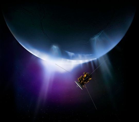 Die Raumsonde Cassini analysiert beim Durchflug die Eisfontänen des Saturnmondes Enceladus (künstlerische Darstellung). Die Raumsonde Cassini analysiert beim Durchflug die Eisfontänen des Saturnmondes Enceladus (künstlerische Darstellung).