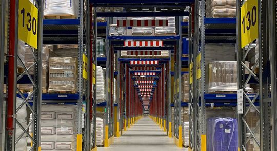 Das neue Warehouse von Dachser in Karlsruhe bietet 43.000 Palettenstellplätze für Produkte der chemischen Industrie. Das neue Warehouse von Dachser in Karlsruhe bietet 43.000 Palettenstellplätze für Produkte der chemischen Industrie.