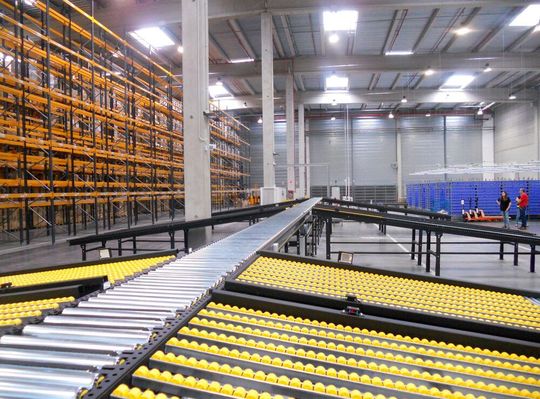 Die zentrale Fördertechnik stammt von Interroll, die Rutschen von Modumaq. Die zentrale Fördertechnik stammt von Interroll, die Rutschen von Modumaq.