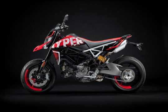 Die Ducati Hypermotard 950 RVE zeichnet sich primär durch ihr auffälliges Grafik-Design im Graffiti-Stil aus. Die Ducati Hypermotard 950 RVE zeichnet sich primär durch ihr auffälliges Grafik-Design im Graffiti-Stil aus.