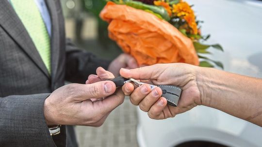 Wann die gesenkte Mehrwertsteuer beim Fahrzeugkauf angewendet wird, hängt vom Zeitpunkt der Übergabe ab. Wann die gesenkte Mehrwertsteuer beim Fahrzeugkauf angewendet wird, hängt vom Zeitpunkt der Übergabe ab.