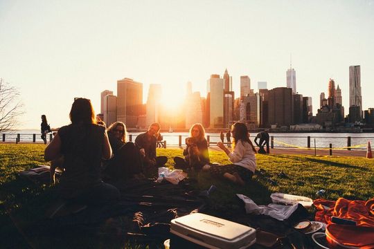 Marken müssen jetzt für sich herausfinden, wie sie wichtige emotionale Bedürfnisse abholen, ohne dass ihnen diese Botschaften oder Aktionen auf die Füße fallen. Wichtig dabei ist immer, die Beweggründe der Zielgruppe in den Mittelpunkt zu setzen, sie zu verstehen und sie via Framing abzuholen. Marken müssen jetzt für sich herausfinden, wie sie wichtige emotionale Bedürfnisse abholen, ohne dass ihnen diese Botschaften oder Aktionen auf die Füße fallen. Wichtig dabei ist immer, die Beweggründe der Zielgruppe in den Mittelpunkt zu setzen, sie zu verstehen und sie via Framing abzuholen.