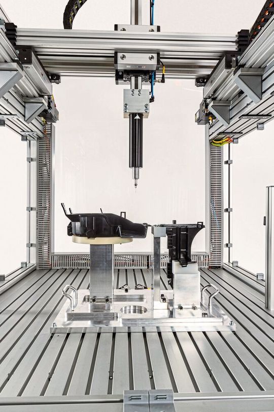 Das Drei-Achsen-CNC-System erkennt eigenständig verschiedene Bauteilformen und reagiert flexibel auf unterschiedliche Kurvenprofile. Das Drei-Achsen-CNC-System erkennt eigenständig verschiedene Bauteilformen und reagiert flexibel auf unterschiedliche Kurvenprofile.