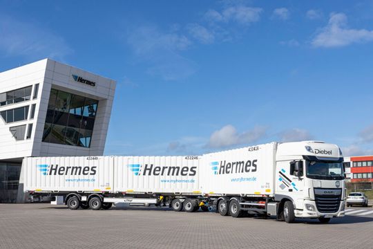 Hermes fährt mit dem neuen Lang-Lkw von Fliegl derzeit einen Pilottest ohne Enddatum zwischen seinen Logistikzentren in Friedewald und Langenhagen. Hermes fährt mit dem neuen Lang-Lkw von Fliegl derzeit einen Pilottest ohne Enddatum zwischen seinen Logistikzentren in Friedewald und Langenhagen.