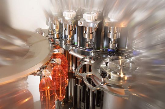 1 Als Anbieter in Sachen Systemtechnik ... verknüpft Krones Maschinenbau, Anlagen-Know-how, Verfahrenstechnik, Mikrobiologie und Informationstechnik harmonisch miteinander. Bilder: 1,2,4a Krones 1 Als Anbieter in Sachen Systemtechnik ... verknüpft Krones Maschinenbau, Anlagen-Know-how, Verfahrenstechnik, Mikrobiologie und Informationstechnik harmonisch miteinander. Bilder: 1,2,4a Krones