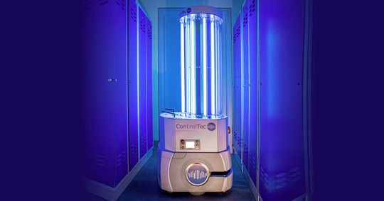 Wie hier beim desinfizieren von Spinden können die Omron-Roboter auch in allen anderen Unternehmensbereichen eingesetzt werden, in denen genug Platz für ein FTS ist. Wie hier beim desinfizieren von Spinden können die Omron-Roboter auch in allen anderen Unternehmensbereichen eingesetzt werden, in denen genug Platz für ein FTS ist.