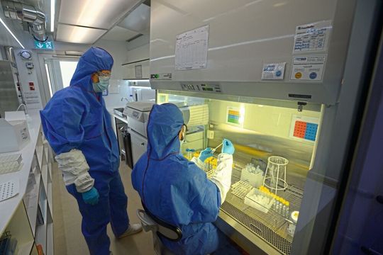 Blick in den Laborbereich im mobilen epidemiologischen Labor (epilab) des Fraunhofer-Instituts für Biomedizinische Technik IBMT im Einsatz.