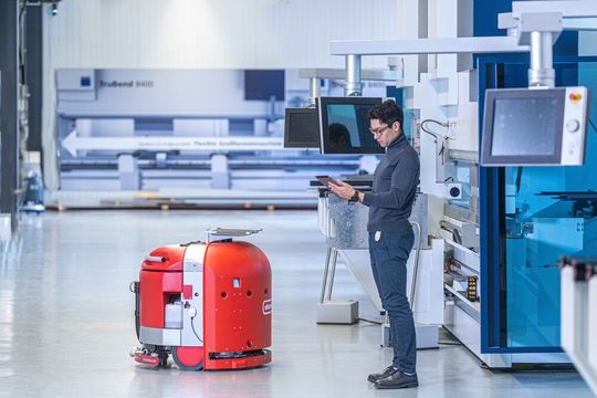Der neue Ortungsstandard „omlox“ soll es auch ermöglichen, fahrerlose Transportfahrzeuge (FTF), Stapler und Drohnen mit nur einer Infrastruktur zu lokalisieren und zu navigieren. Der neue Ortungsstandard „omlox“ soll es auch ermöglichen, fahrerlose Transportfahrzeuge (FTF), Stapler und Drohnen mit nur einer Infrastruktur zu lokalisieren und zu navigieren.