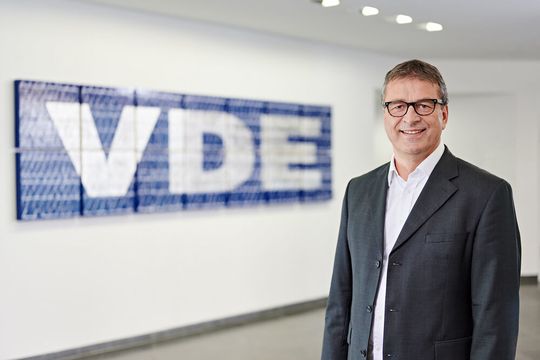 Wolfgang Niedziella ist neuer Präsident der Europäischen Normungskommission CENELEC Wolfgang Niedziella ist neuer Präsident der Europäischen Normungskommission CENELEC