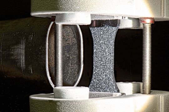 Üblicher Zugprobenstab aus Kunststoff in einer auf Minusgrade gekühlten Zerreißanlage am Fraunhofer-LBF. Hier passt alles, denn die Probe ist trocken. Dazu bedarf es neuerdings keiner aufwendigen Thermokammer mehr, betonen die Forscher... Üblicher Zugprobenstab aus Kunststoff in einer auf Minusgrade gekühlten Zerreißanlage am Fraunhofer-LBF. Hier passt alles, denn die Probe ist trocken. Dazu bedarf es neuerdings keiner aufwendigen Thermokammer mehr, betonen die Forscher...
