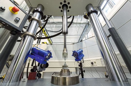 Dynamische Materialuntersuchung mit dem Schnellzerreißer am Fraunhofer-LBF in Darmstadt, der jetzt auch ein besonderes Probenkühlsystem nutzen kann. Gut zu sehen sind die optischen Systeme zur Unterstützung des Testverlaufs (blau).