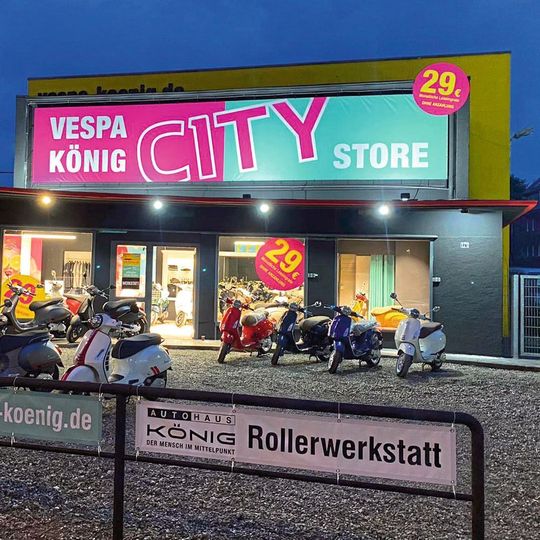 Die Autohausgruppe Gotthard König hat in Hamburg einen Vespa City Store eröffnet und ist damit im stationären Handel erstmals in Westdeutschland tätig. Die Autohausgruppe Gotthard König hat in Hamburg einen Vespa City Store eröffnet und ist damit im stationären Handel erstmals in Westdeutschland tätig.