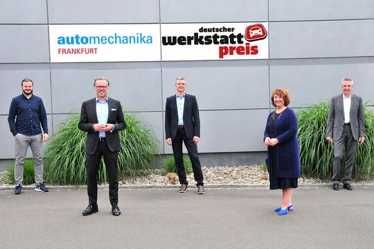 Die Jury des Deutschen Werkstattpreis 2020 (v. li.): Jakob Schreiner (»kfz-betrieb«), Olaf Mußhoff (Automechanika), Jan Rosenow (»kfz-betrieb«), Sabine Horst (Automechanika) und Wolfgang Michel (»kfz-betrieb«). Nicht im Bild, aber trotzdem der Jury angehörig: Ottmar Holz (»kfz-betrieb«). Die Jury des Deutschen Werkstattpreis 2020 (v. li.): Jakob Schreiner (»kfz-betrieb«), Olaf Mußhoff (Automechanika), Jan Rosenow (»kfz-betrieb«), Sabine Horst (Automechanika) und Wolfgang Michel (»kfz-betrieb«). Nicht im Bild, aber trotzdem der Jury angehörig: Ottmar Holz (»kfz-betrieb«).