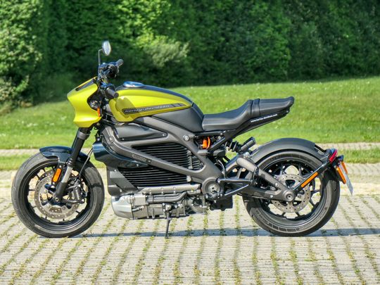 Auf den ersten Blick könnte man die Livewire für ein konventionell getriebenes Motorrad halten. Auf den ersten Blick könnte man die Livewire für ein konventionell getriebenes Motorrad halten.
