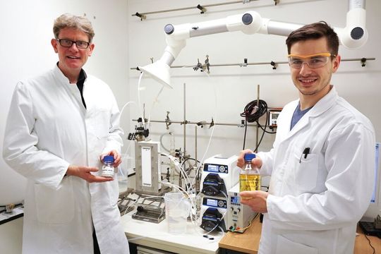 Mithilfe eines Wasser-Elektrolyseurs ist es Wissenschaftlern der Aachener Verfahrenstechnik (AVT) gelungen, Itaconsäure (weißes Pulver) aus Fermentationslösung (gelbe Flüssigkeit) elektrochemisch aufzureinigen. Mithilfe eines Wasser-Elektrolyseurs ist es Wissenschaftlern der Aachener Verfahrenstechnik (AVT) gelungen, Itaconsäure (weißes Pulver) aus Fermentationslösung (gelbe Flüssigkeit) elektrochemisch aufzureinigen.