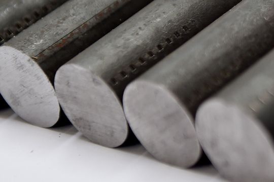 Beim Querkeil-Walzverfahren werden in der Regel Vorformlinge für spätere Bauteile hergestellt, die dann per Schieden ausgeformt werden. Welche Möglichkeiten das Querkeilwalzen noch bietet, untersuchen die Ingenieurwissenschaftler des Instituts für integrierte Produktion Hannover (IPH) im neuen Forschungsprojekt „Feinkornwalzen“. Beim Querkeil-Walzverfahren werden in der Regel Vorformlinge für spätere Bauteile hergestellt, die dann per Schieden ausgeformt werden. Welche Möglichkeiten das Querkeilwalzen noch bietet, untersuchen die Ingenieurwissenschaftler des Instituts für integrierte Produktion Hannover (IPH) im neuen Forschungsprojekt „Feinkornwalzen“.