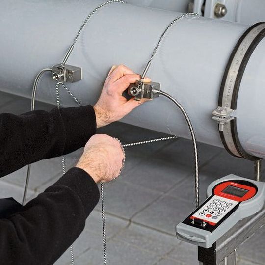 Eingriffsfreie Ultraschalldurchflussmessung dank Clamp-on-Technologie, bei der die Ultraschallsensoren bequem von außen am Rohr angeklemmt werden. Eingriffsfreie Ultraschalldurchflussmessung dank Clamp-on-Technologie, bei der die Ultraschallsensoren bequem von außen am Rohr angeklemmt werden.