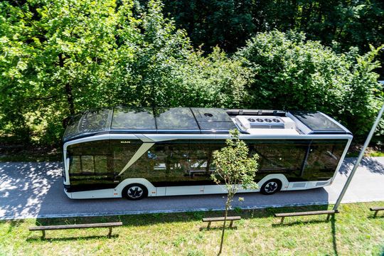 Der vollelektrische Antriebsstrang leistet im MAN Lion’s City 18 E 320 kW bis maximal 480 kW. Bei einer durchschnittlichen Ladeleistung von 100 kW und bis zu 150 kW Maximalleistung ist der Bus in unter vier Stunden vollständig aufgeladen.