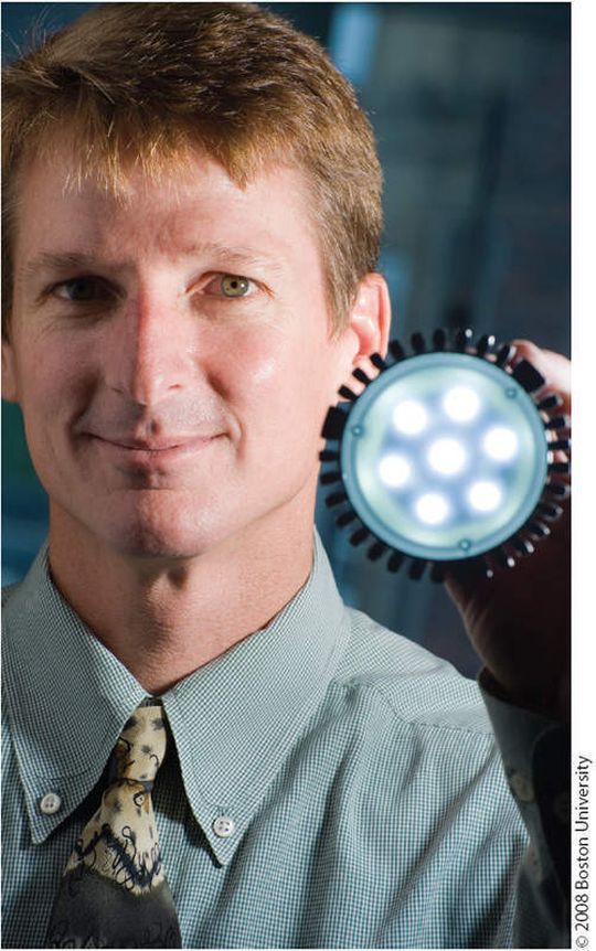 Thomas Little, Leiter das Smartlightning Center, mit seinem LED-Access-Point Thomas Little, Leiter das Smartlightning Center, mit seinem LED-Access-Point