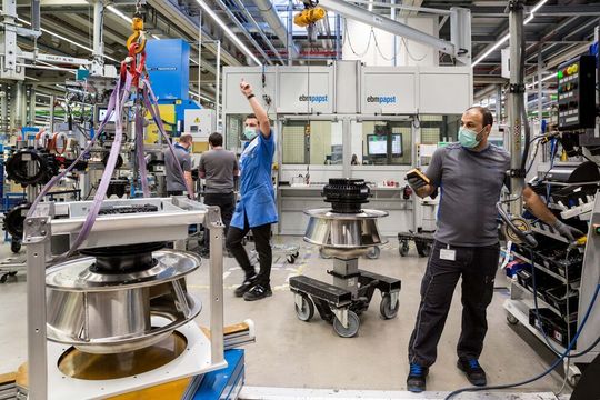 Bis jetzt musste bei ebm-Papst kein Mitarbeiter aus der Produktion in die Kurzarbeit. Bis jetzt musste bei ebm-Papst kein Mitarbeiter aus der Produktion in die Kurzarbeit.