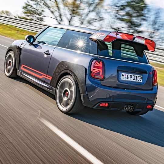 Der Mini John Cooper Works GP ist für die Rennstrecke gemacht, kann aber auch Straße. Der Mini John Cooper Works GP ist für die Rennstrecke gemacht, kann aber auch Straße.