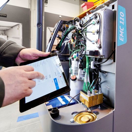 Die Entwickler von Flurförderfahrzeugen bei Jungheinrich benötigen Messtechnik, die sich unkompliziert bedienen lässt und vor allem sicher ist. Die Entwickler von Flurförderfahrzeugen bei Jungheinrich benötigen Messtechnik, die sich unkompliziert bedienen lässt und vor allem sicher ist.