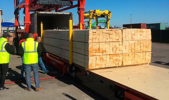 Die Ladung wird auf einem Stahlblech platziert und dann im Ganzen in den Container geschoben. Die Ladung wird auf einem Stahlblech platziert und dann im Ganzen in den Container geschoben.