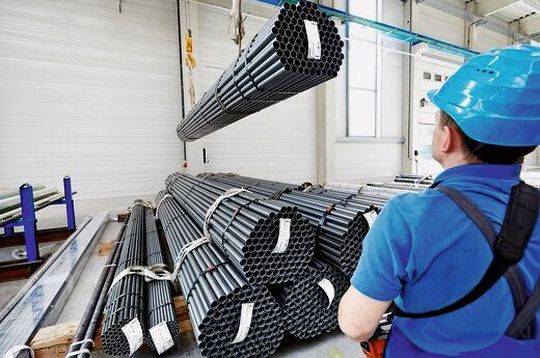 Bis zu 8 m lang sind die Rohrbunde, die im 26 m hohen Hochregallager auf einer Grundfläche von 650 m² zwischengelagert werden. Bis zu 8 m lang sind die Rohrbunde, die im 26 m hohen Hochregallager auf einer Grundfläche von 650 m² zwischengelagert werden.