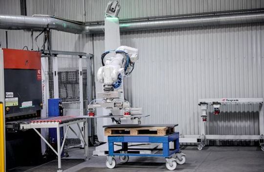 Mit Easy Debur hat Teqram einen visionsgesteuerten Roboter entwickelt, der Entgratungsmaschinen automatisch be- und entlädt. Mit Easy Debur hat Teqram einen visionsgesteuerten Roboter entwickelt, der Entgratungsmaschinen automatisch be- und entlädt.