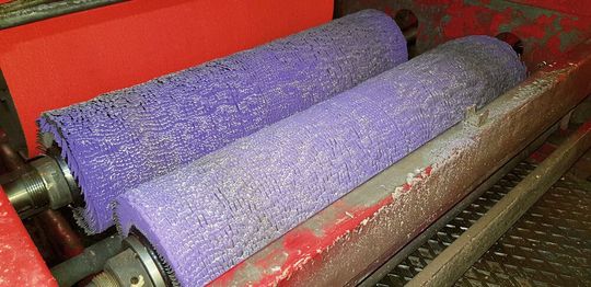 Mit den Engratwalzen der „Purple Edition“ von Boeck erreichen die Metallbau-Experten von Loth sehr gute Performance und Ergebnisse. Mit den Engratwalzen der „Purple Edition“ von Boeck erreichen die Metallbau-Experten von Loth sehr gute Performance und Ergebnisse.