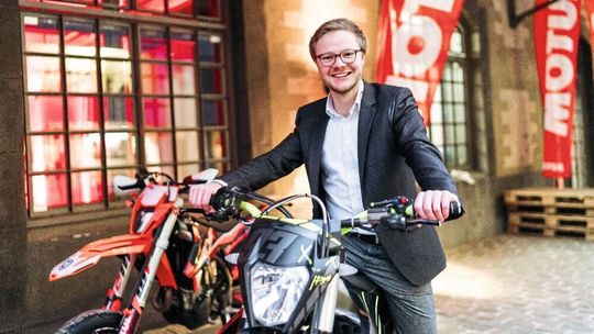 Begeisterter Motorradfahrer und Kommunikator: Johannes Hemme kombiniert bei Motul Hobby und Beruf. Begeisterter Motorradfahrer und Kommunikator: Johannes Hemme kombiniert bei Motul Hobby und Beruf.