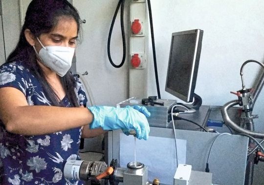 Shravani Chillal hat gemeinsam mit ihrem Team am Helmholtz-Zentrum Berlin (HZB) dreidimensionale Quanten-Spin-Flüssigkeit entdeckt. Shravani Chillal hat gemeinsam mit ihrem Team am Helmholtz-Zentrum Berlin (HZB) dreidimensionale Quanten-Spin-Flüssigkeit entdeckt.