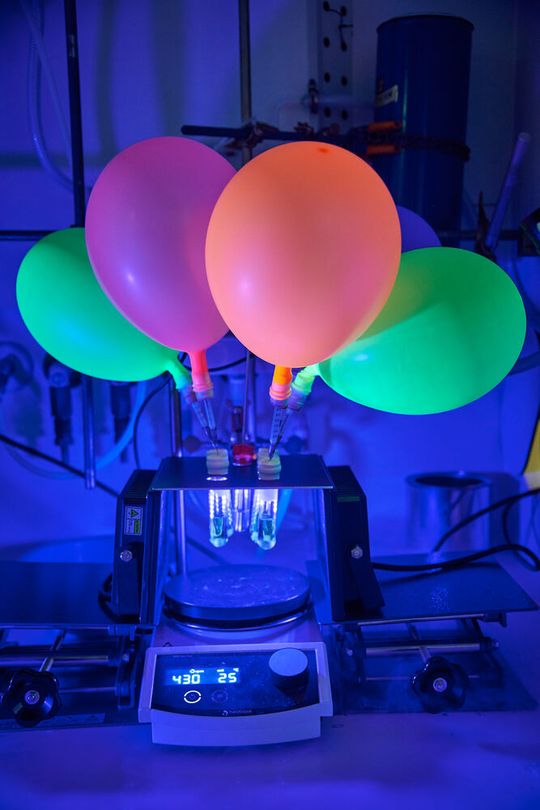 „Anfangs nahmen wir einfach Luftballons, bliesen sie im Labor auf und stülpten sie über die Apparatur.“ – Experiment mit Gaseintrag ins Reaktionsgefäß. „Anfangs nahmen wir einfach Luftballons, bliesen sie im Labor auf und stülpten sie über die Apparatur.“ – Experiment mit Gaseintrag ins Reaktionsgefäß.