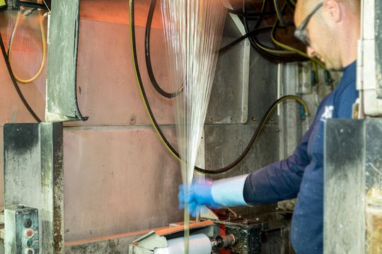 Damit die Herstellung von glasfaserverstärkten Werkstoffen noch nachhaltiger wird, greift Lanxess am Standort Antwerpen auf Glasabfälle zurück, heißt es. Damit die Herstellung von glasfaserverstärkten Werkstoffen noch nachhaltiger wird, greift Lanxess am Standort Antwerpen auf Glasabfälle zurück, heißt es.