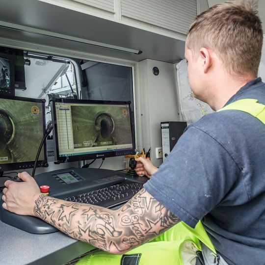 Befahren eines Kanals mit einer HD-Kamera Befahren eines Kanals mit einer HD-Kamera