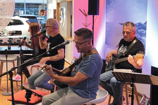 Die in Siegen bekannte Band Hörgerät spielte im Autohaus Büdenbender ein Wohnzimmerkonzert, das auf sozialen Plattformen übertragen wurde. Die in Siegen bekannte Band Hörgerät spielte im Autohaus Büdenbender ein Wohnzimmerkonzert, das auf sozialen Plattformen übertragen wurde.
