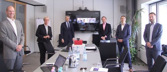 In persona und live zugeschaltet: Am Montag traf sich das Logistics Hall of Fame Council in Berlin, um die Finalisten zur Wahl der Kandidaten für die Aufnahme in die logistische Ruhmeshalle zu bestimmen. In persona und live zugeschaltet: Am Montag traf sich das Logistics Hall of Fame Council in Berlin, um die Finalisten zur Wahl der Kandidaten für die Aufnahme in die logistische Ruhmeshalle zu bestimmen.