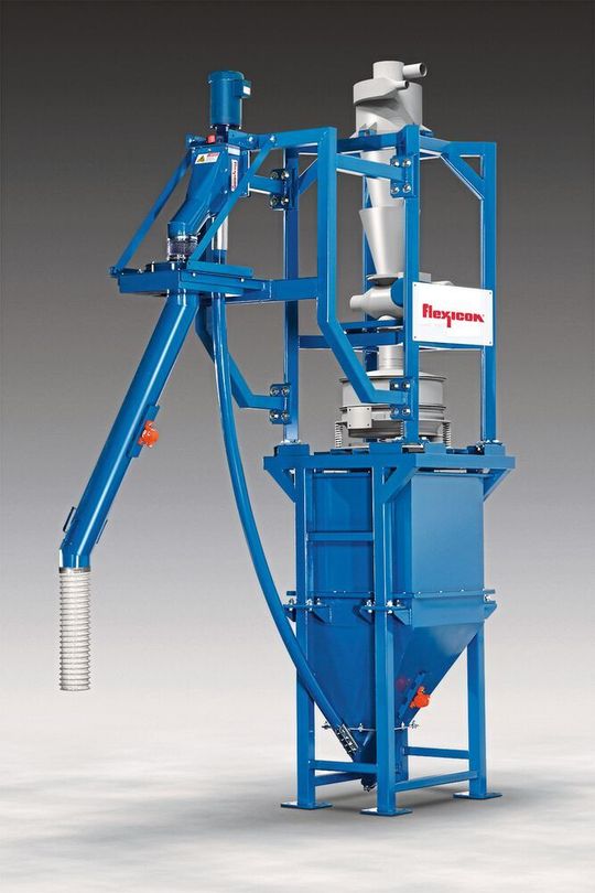 Das neue Größensortier-Dosiersystem empfängt, siebt, lagert und verteilt abrasive Materialien staubfrei und entsprechend nach Bedarf. Das neue Größensortier-Dosiersystem empfängt, siebt, lagert und verteilt abrasive Materialien staubfrei und entsprechend nach Bedarf.