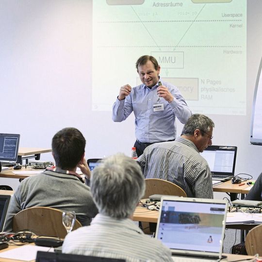 Linux-Trainer und Best-Speaker-Preisträger: Wer Andreas Klinger noch nicht gehört hat, der hat auch noch nicht alles über Linux gehört. Mit didaktischem Geschick, großer Leidenschaft und unverwechselbarem Akzent „brennt“ der Ur-Bayer die Basics und Feinheiten von Linux in die Köpfe der Entwickler. Linux-Trainer und Best-Speaker-Preisträger: Wer Andreas Klinger noch nicht gehört hat, der hat auch noch nicht alles über Linux gehört. Mit didaktischem Geschick, großer Leidenschaft und unverwechselbarem Akzent „brennt“ der Ur-Bayer die Basics und Feinheiten von Linux in die Köpfe der Entwickler.
