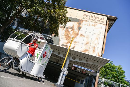 Ab Anfang Juli sollen die Lastenräder vom Depot im Parkaus Kongress Park Pakete ausliefern. Ab Anfang Juli sollen die Lastenräder vom Depot im Parkaus Kongress Park Pakete ausliefern.
