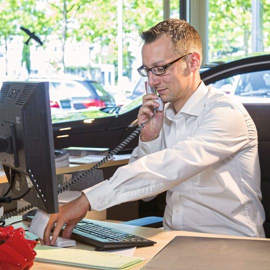 Ob Serviceberater oder Automobilteilverkäufer oder Autokaufmann – die Schnittmengen der Berufe werden immer umfangreicher. Ob Serviceberater oder Automobilteilverkäufer oder Autokaufmann – die Schnittmengen der Berufe werden immer umfangreicher.
