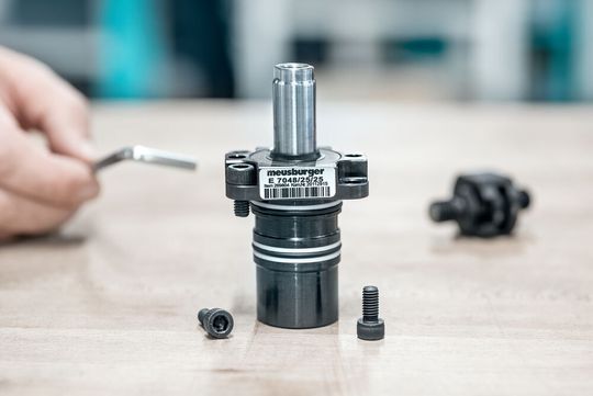 E 7048 Build-in cylinder with flange E 7048 Build-in cylinder with flange