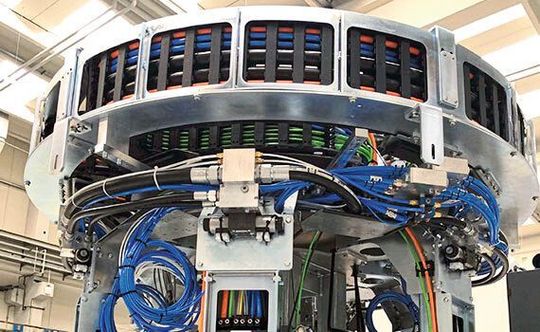 Acht Energieketten sorgen bei diesem Gildemeister-Mehrspindelautomaten für die sichere Leitungsführung. Acht Energieketten sorgen bei diesem Gildemeister-Mehrspindelautomaten für die sichere Leitungsführung.